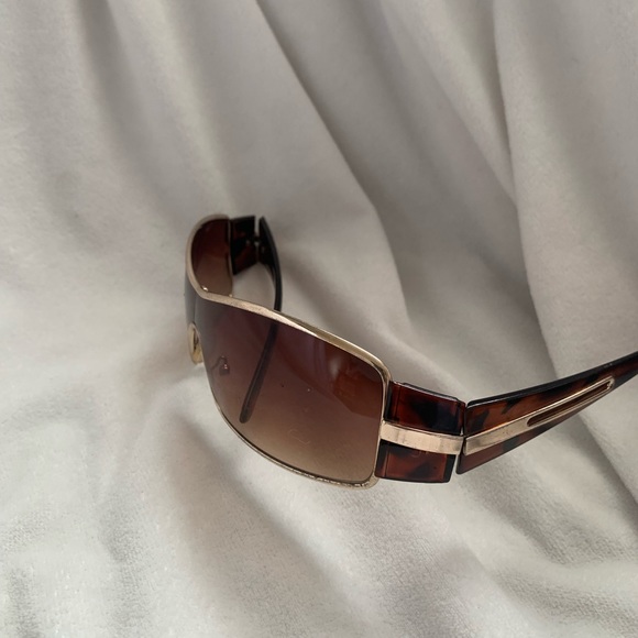 Y2K gold rimmed sunglasses - Picture 3 of 3